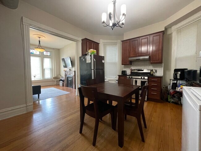 Building Photo - 2646 N Wilton Ave