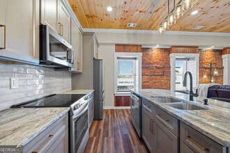 Building Photo - 958 Church St