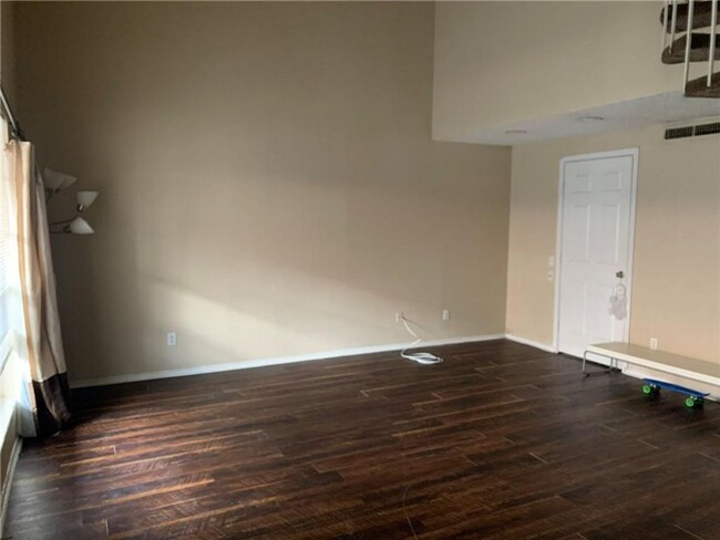 Building Photo - 4 Bed/2bath condo near campus.