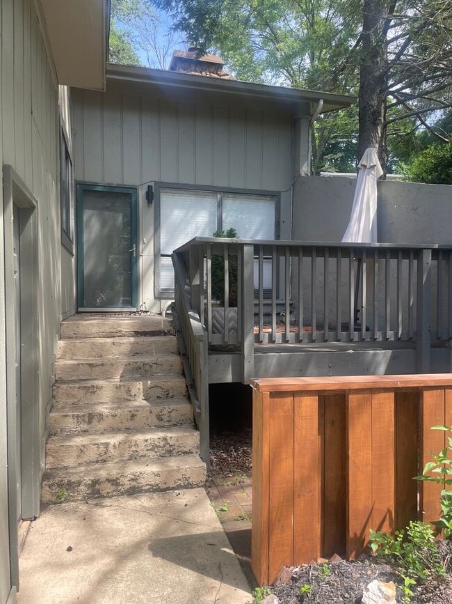 Building Photo - Knoxville 37918 - 2 bedroom, 2.5 bath Townhome - Contact Lisa Vineyard & Shannon Russell (865) 21...