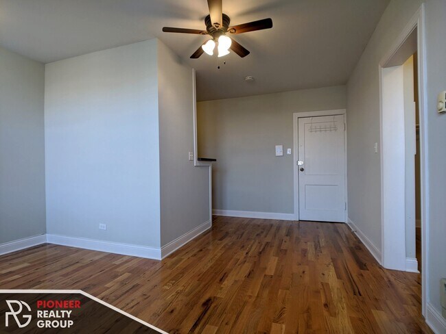 Building Photo - 818 W Diversey Pkwy