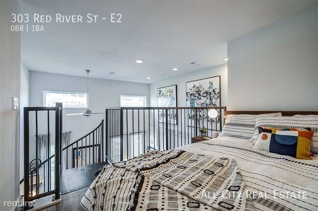 Building Photo - 303 Red River St
