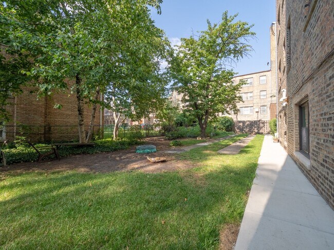 Foto del edificio - 7372 N Winchester Ave