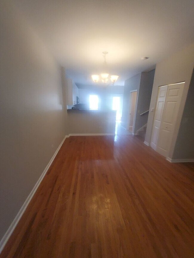 Foto del edificio - 2357 E 70th Pl