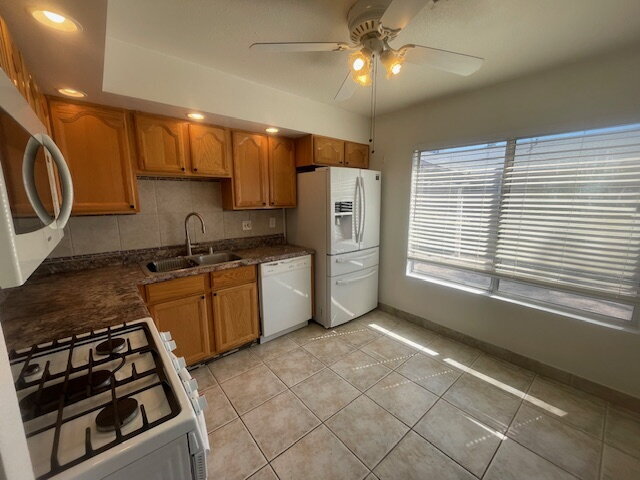Building Photo - "Charming 3-Bed, 2-Bath Townhouse Retreat on Sylvan Oak Drive – Your Cozy Las Vegas Oasis Awaits!"