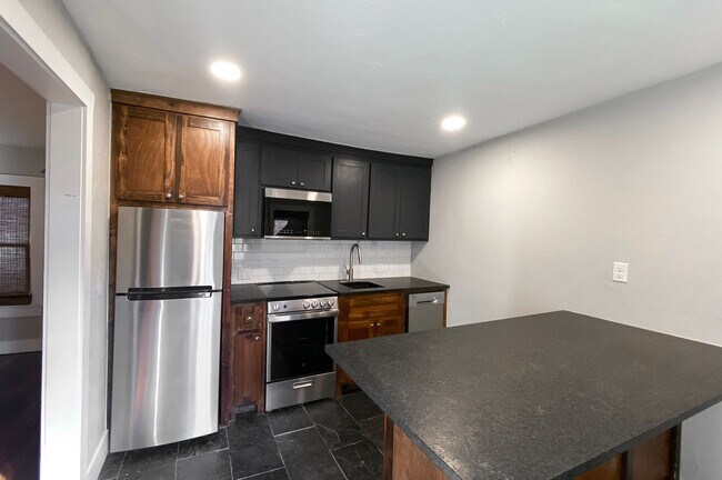 Building Photo - Remodeled 1BD/1BTH Apartment in the Heart ...