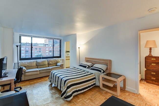 Building Photo - Spacious & Bright Unfurnished Studio for Rent
