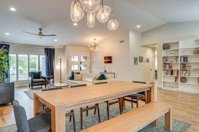 Foto del edificio - 2331 E Lupine Ave