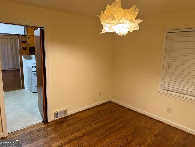 Foto del edificio - 2022 Woodbine Terrace NE