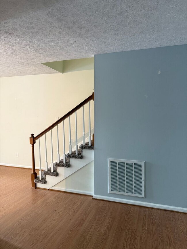 Foto del edificio - 3 Bed 1.5 Bath Townhouse Near Peaks View Park