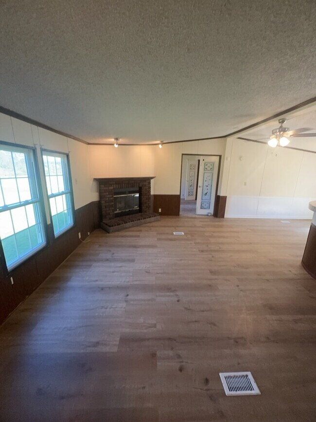 Foto del edificio - 1557 Catherine Lake Rd