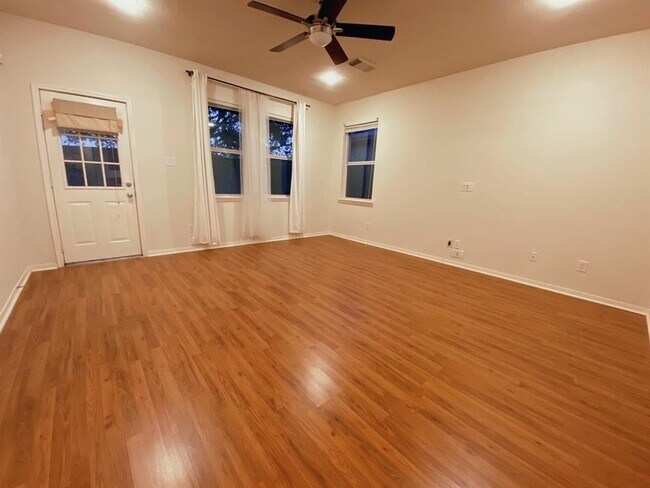 Building Photo - 2915 Meadowglen Cove