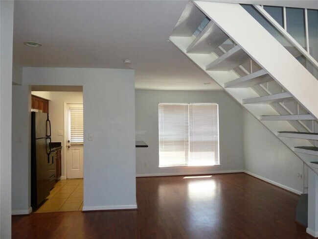 Building Photo - 3303 W Greenridge Dr