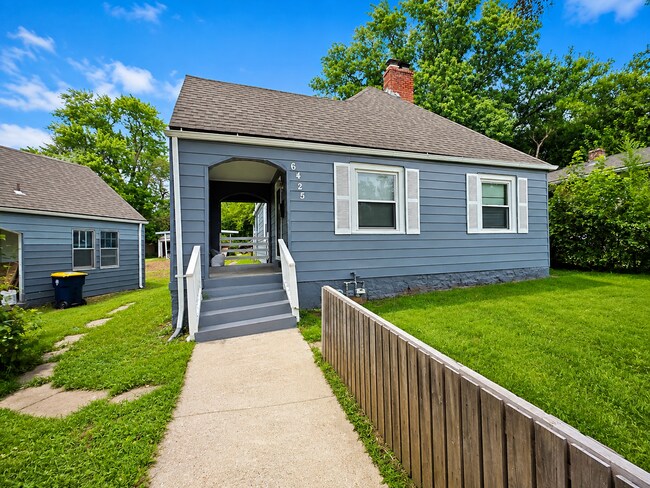 Foto del edificio - 6425 Hagerwood Rd