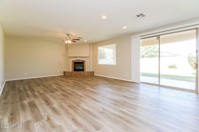 Building Photo - 6664 S Wilson Dr