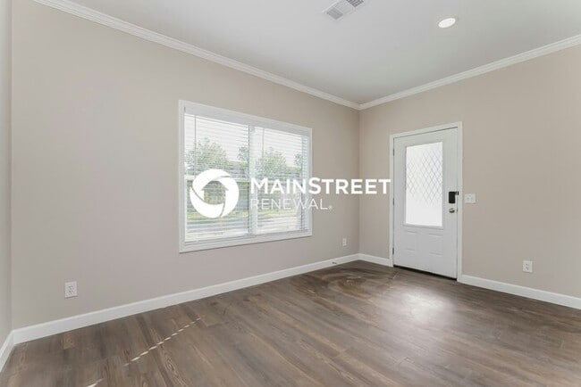Building Photo - 3 Bedroom Pet-Friendly Home in St Petersbu...