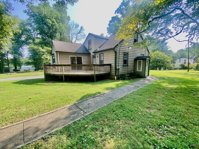 Building Photo - SPACIOUS 4 BED/2 BATH HOUSE-Luxury Vinyl F...