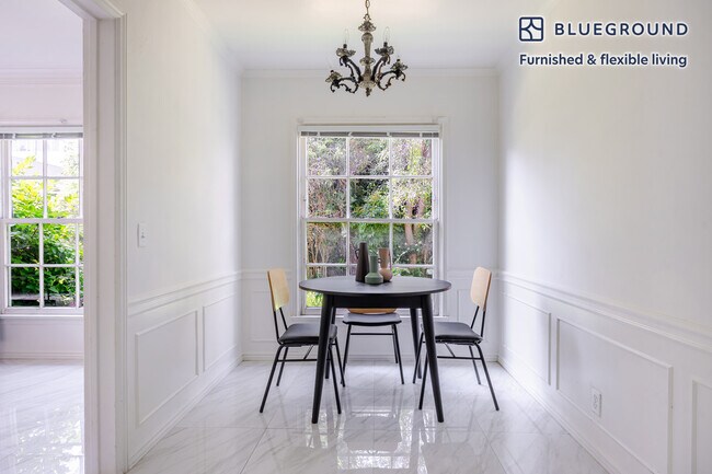 Foto del edificio - 136 S Roxbury Dr