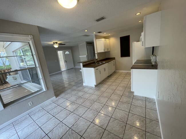 open floor plan - 14739 Morning Dr