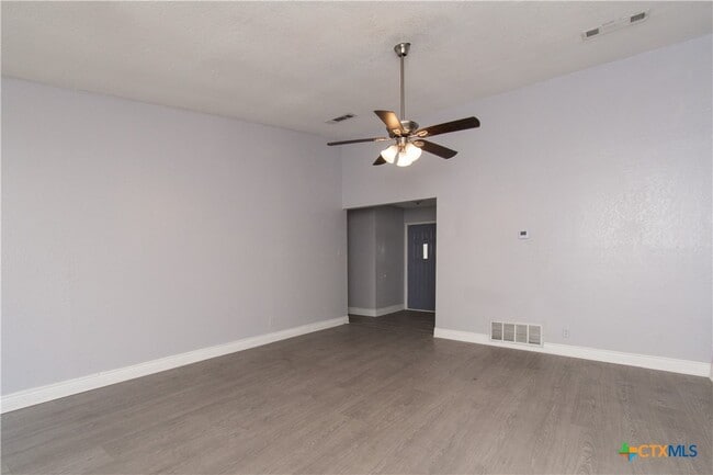 Building Photo - 1801 Farhills Dr