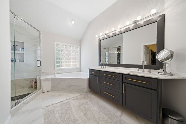 Foto del edificio - 1413 Whispering Pines Dr