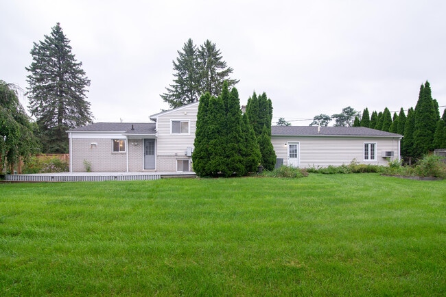 Building Photo - 40611 W 10 Mile Rd