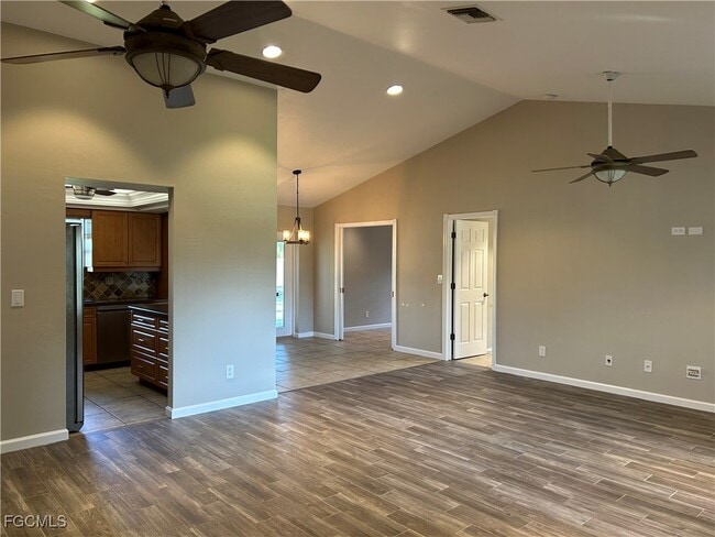 Building Photo - 717 SE 10th Ave