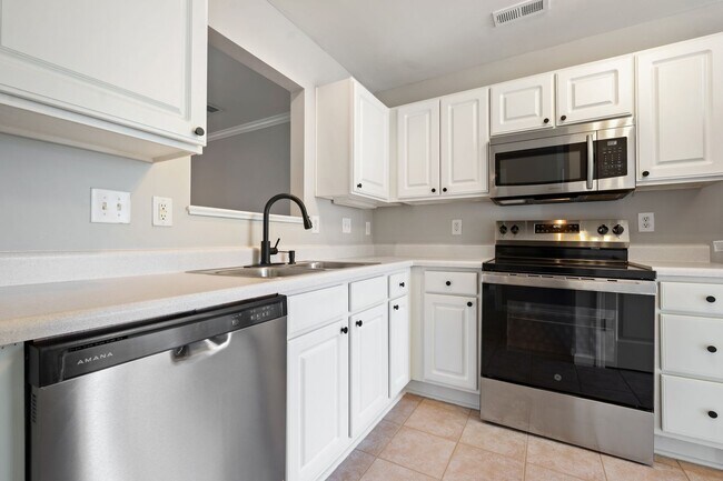 Foto del edificio - Ground-Level 2BR Condo with Community Pool!