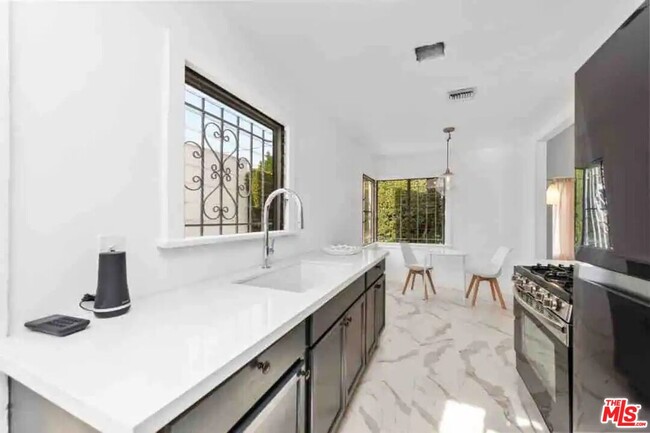Foto del edificio - 8164 Waring Ave