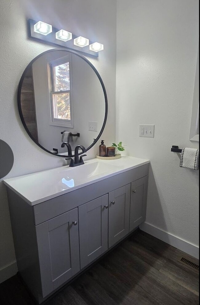 Building Photo - Newly Remodeled 4 bedroom Home-For Rent