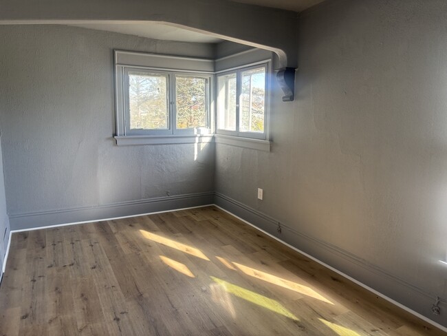 Building Photo - 1534 3rd Ave SE