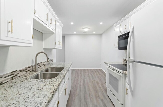 Kitchen facing dining area - 8985 Glen Meadow Ln