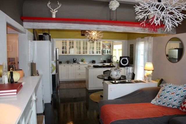 Cocina de concepto abierto con mucha luz natural. - 2220 Julian Ave