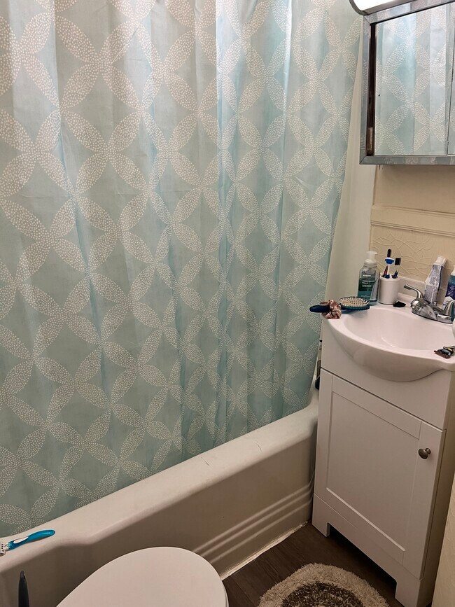 Baño - 913 W High St