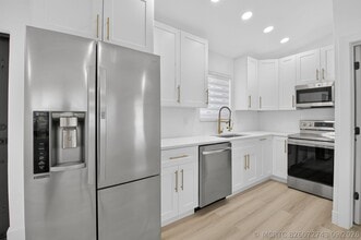 Building Photo - 401 NE 15th Terrace