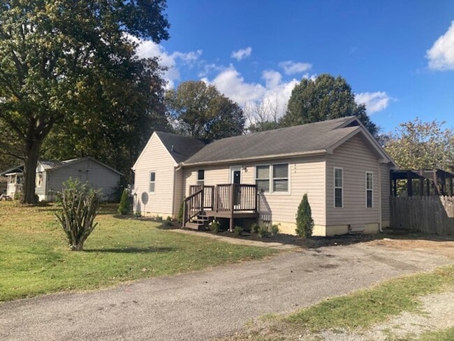Building Photo - 3BR/1.5BA-1200 SF-893 Miller Estates Rd, S...