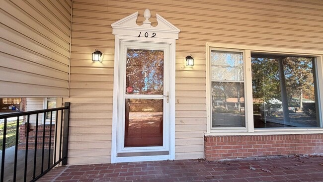 Building Photo - AVAILABLE NOW!