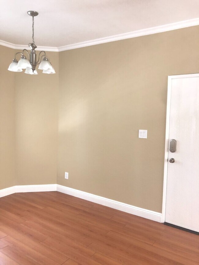 Foto del edificio - Beautiful 1 Bed/1 Bath Condo Apartment with Patio, Hardwood Flooring, Central AC, Washer and Drye...