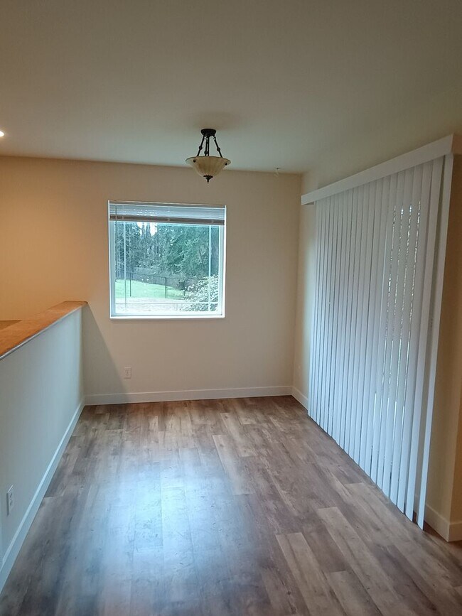 Foto del edificio - Freshly Painted Duplex in the Heart of Silverdale