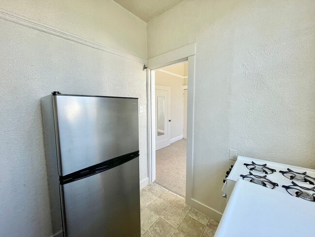 Building Photo - Adorable studio in the Heart of Hayes Vall...