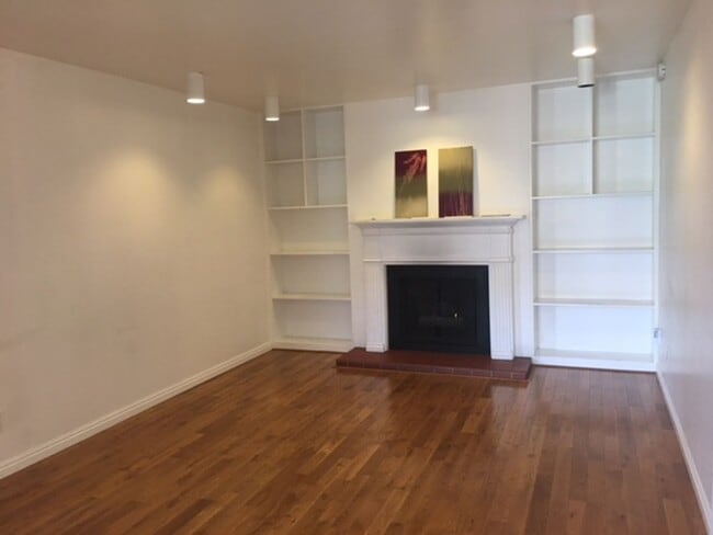 Building Photo - Foothill Condo