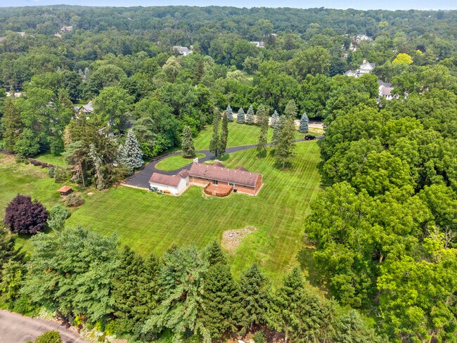 Foto del edificio - 46105 W Seven Mile Rd