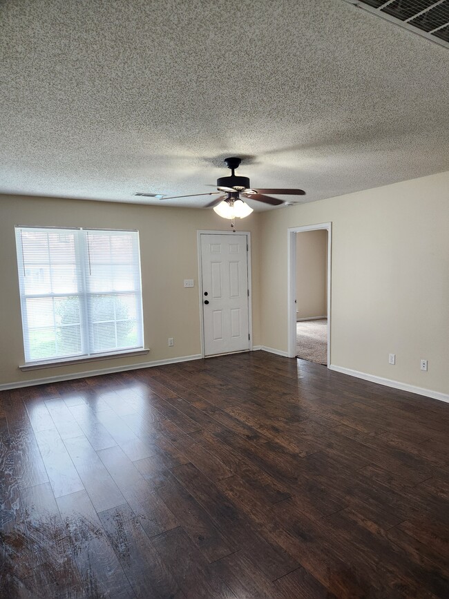 Building Photo - 1239 Askew Dr