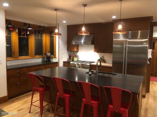 Foto del edificio - 4 br, 3.5 bath House - 627 Maple Street