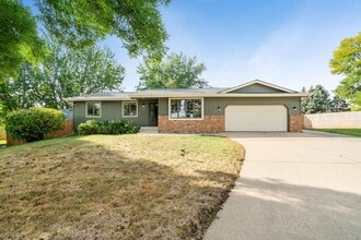 Building Photo - 2412 S Sheffield Cir