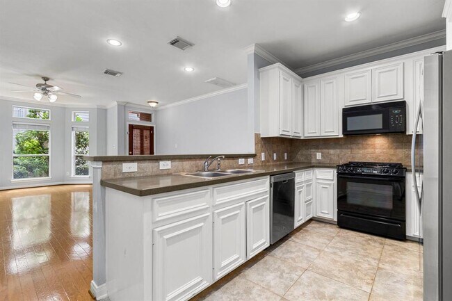 Building Photo - 707 W Heights Hollow Ln