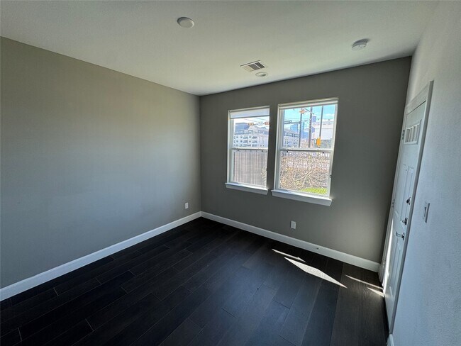 Foto del edificio - 304 Jensen Dr