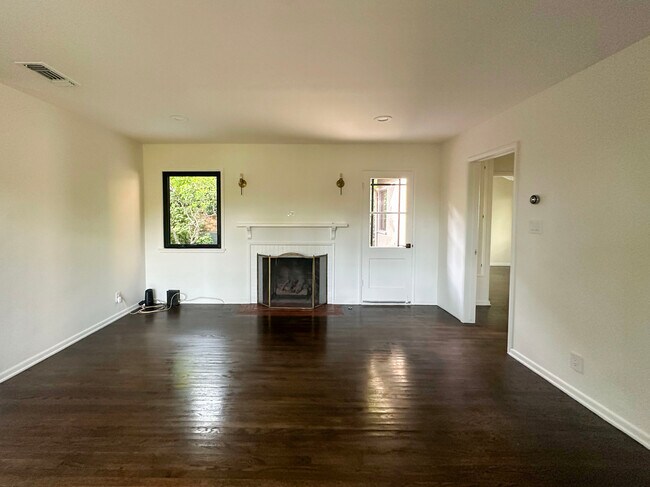 Sala de estar con chimenea de gas en funcionamiento. - 14501 W Sunset Blvd