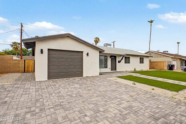 Foto del edificio - 8440 E Palm Ln