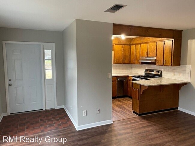 Building Photo - 2 br, 1 bath House - 215 South Oak Avenue